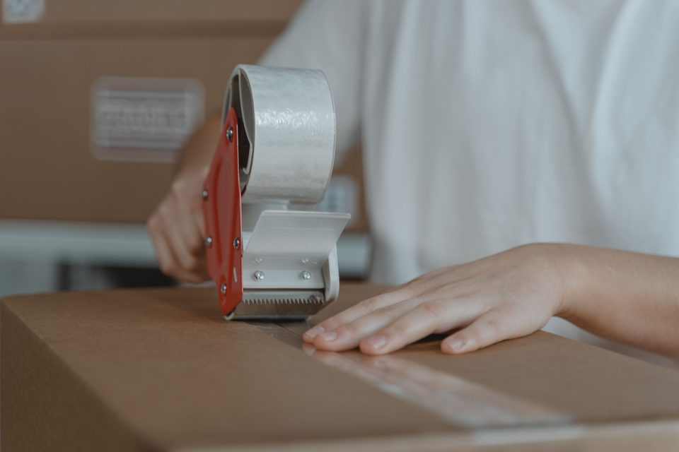 Tejpning av en flyttkartong, en del av packningen vi erbjuder